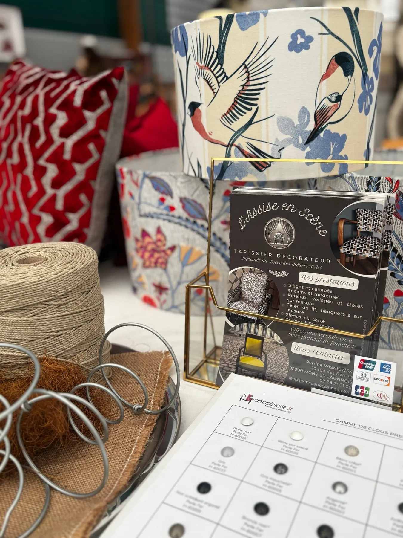 Abat-jour, ficelle et échantillons de tissu présentés à l’atelier