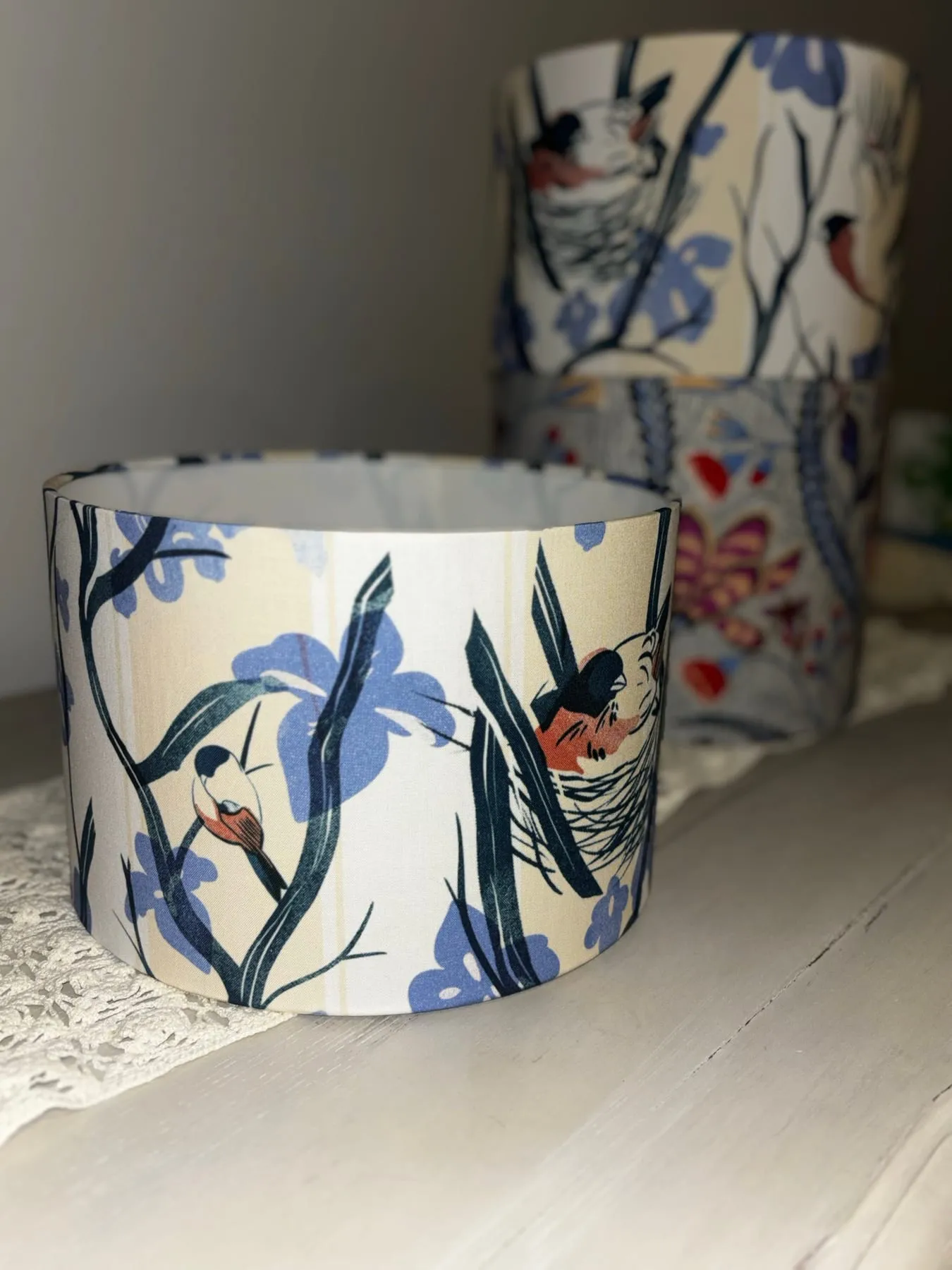 Abat-jour cylindrique recouvert d’une toile imprimée à motif d’iris et d’oiseaux