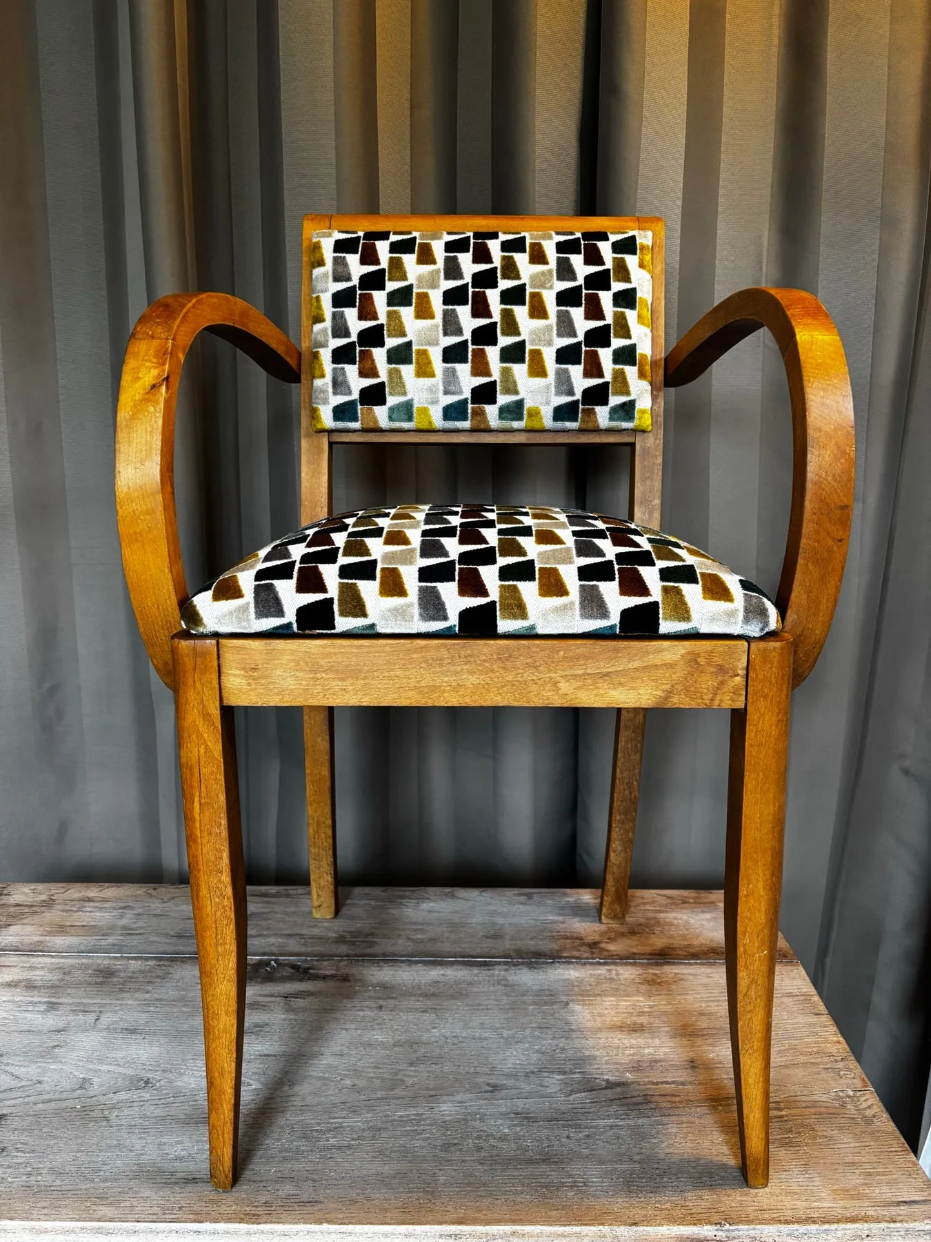 Fauteuil bridge en bois blond vu de face après réfection