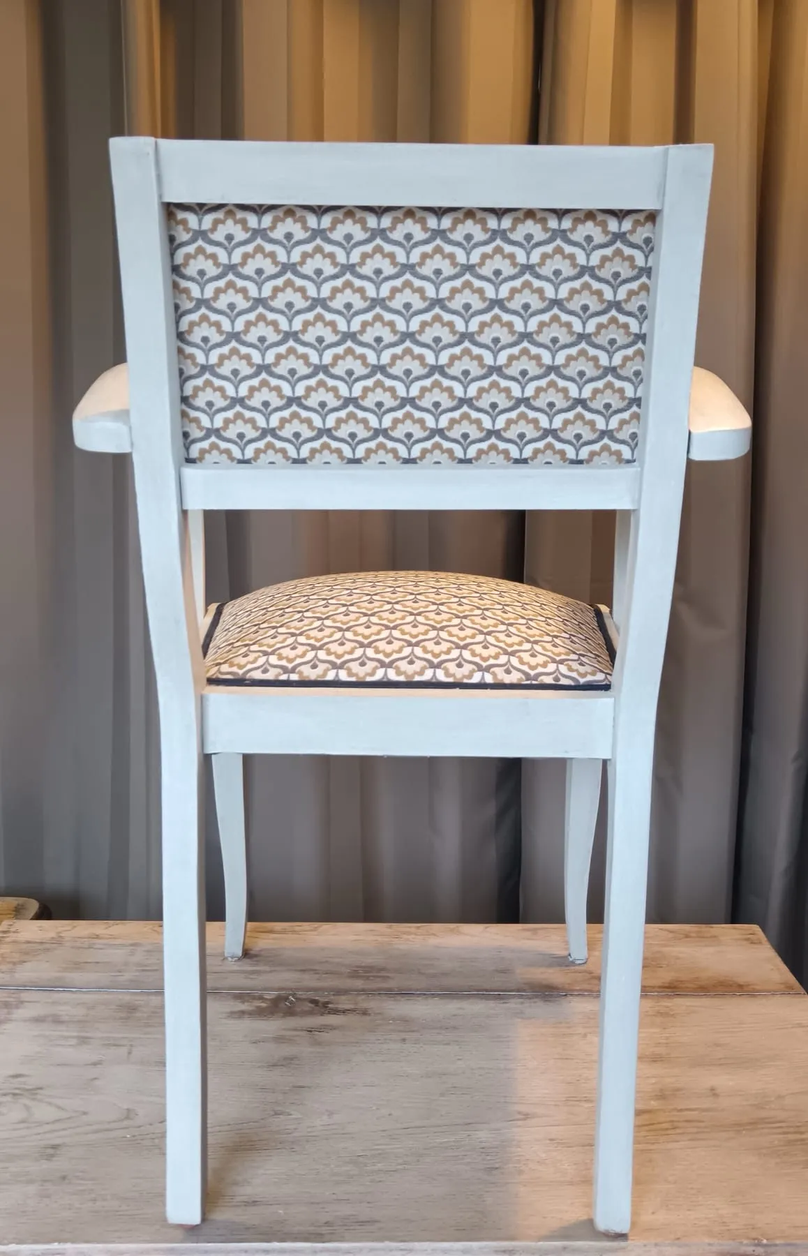 Chaise assortie en bois patiné blanc, vue de face