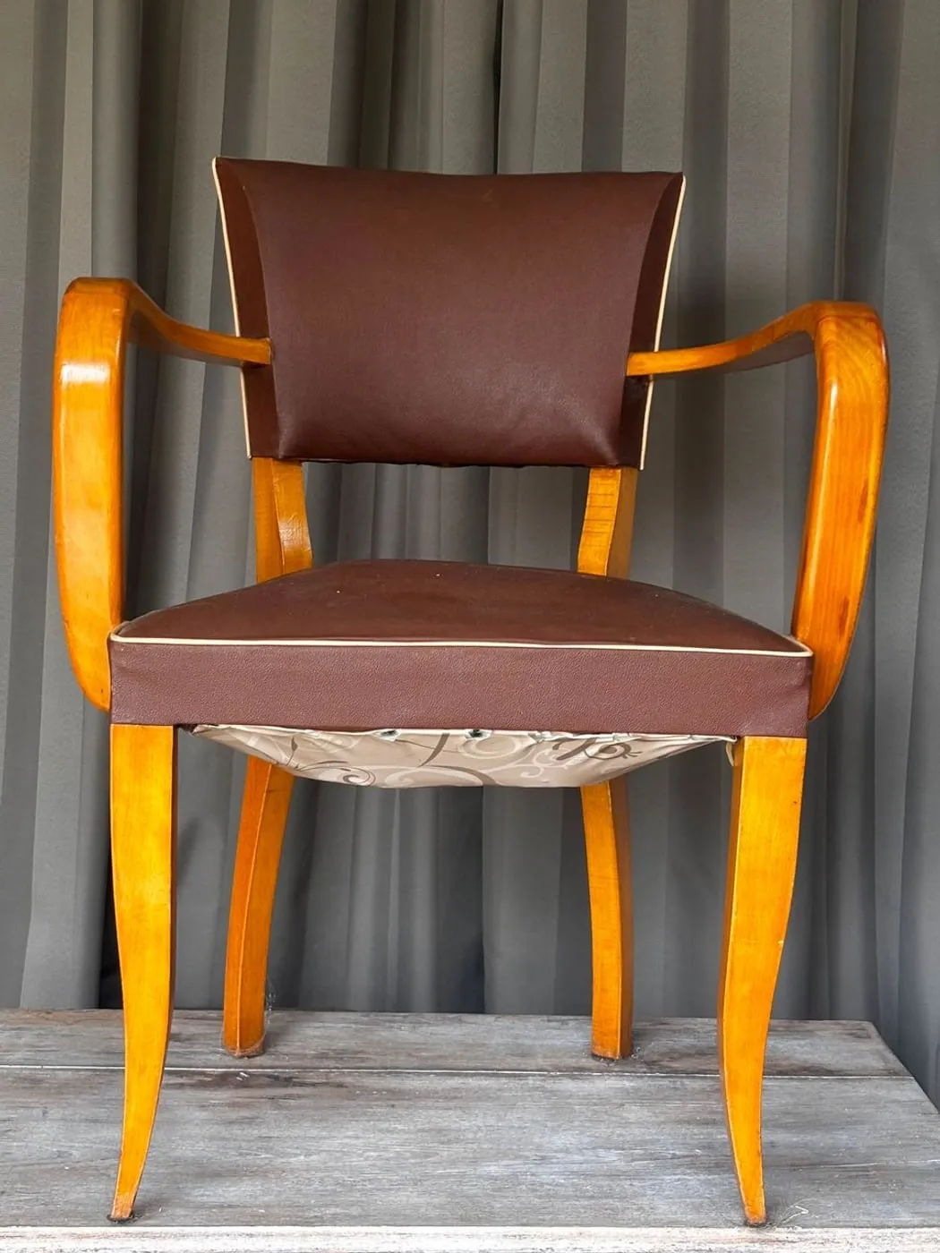 Fauteuil bridge en bois blond avant réfection : skaï marron fatigué et assise affaissée