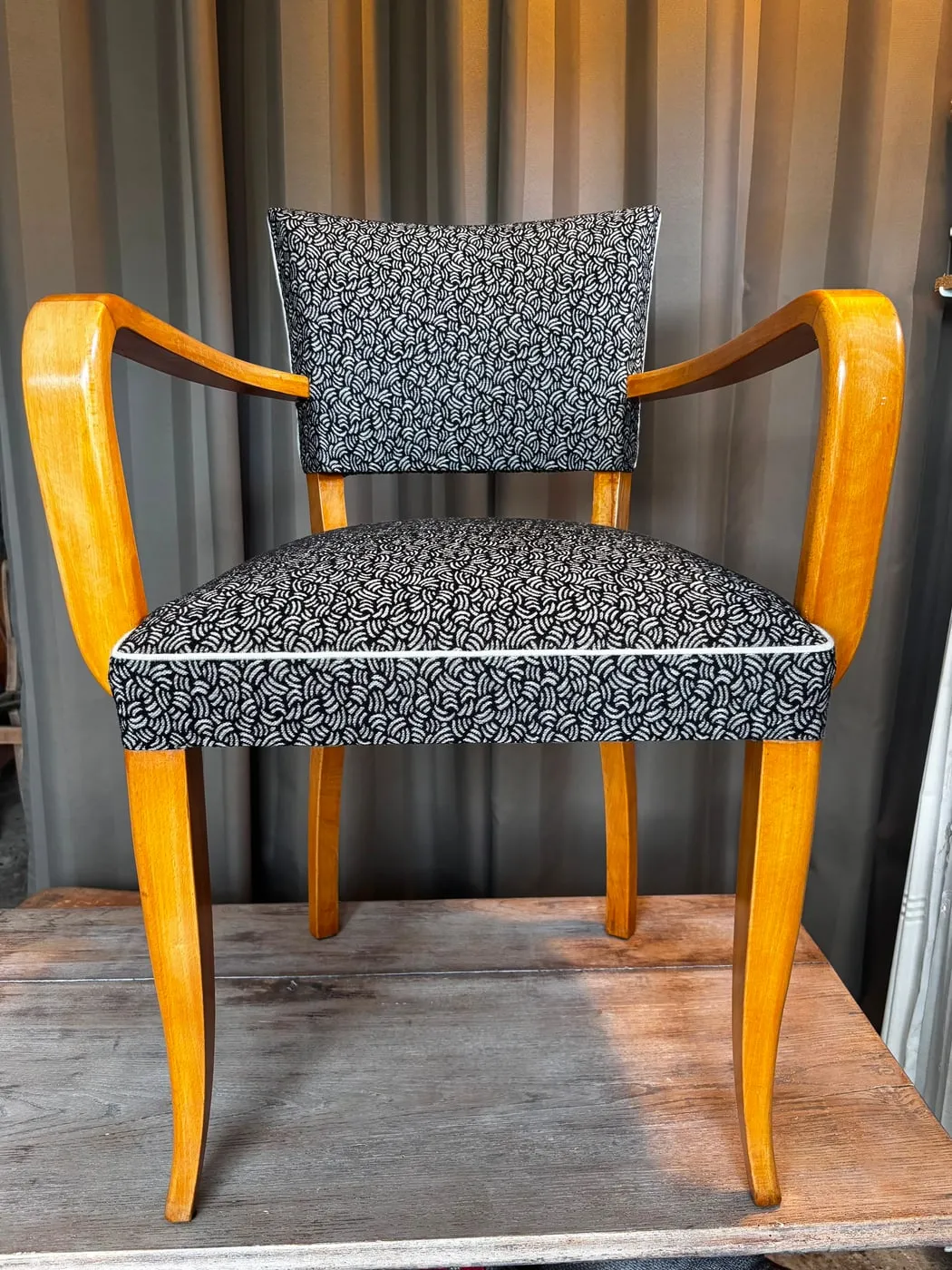 Le même fauteuil bridge après réfection, habillé d’un tissu à semis noir et blanc
