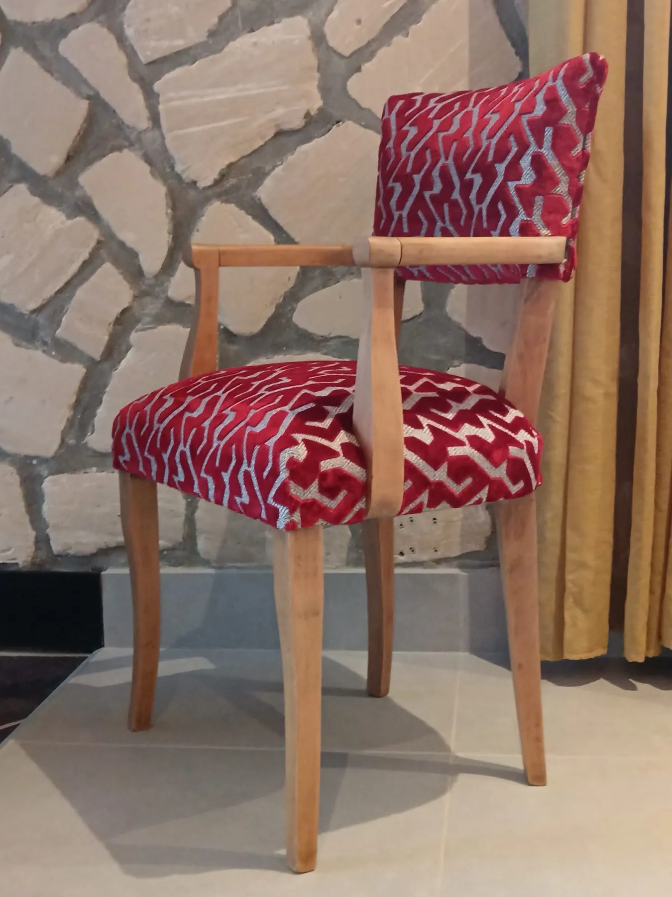 Vue de trois quarts de l’assise et du dossier en velours jacquard rubis