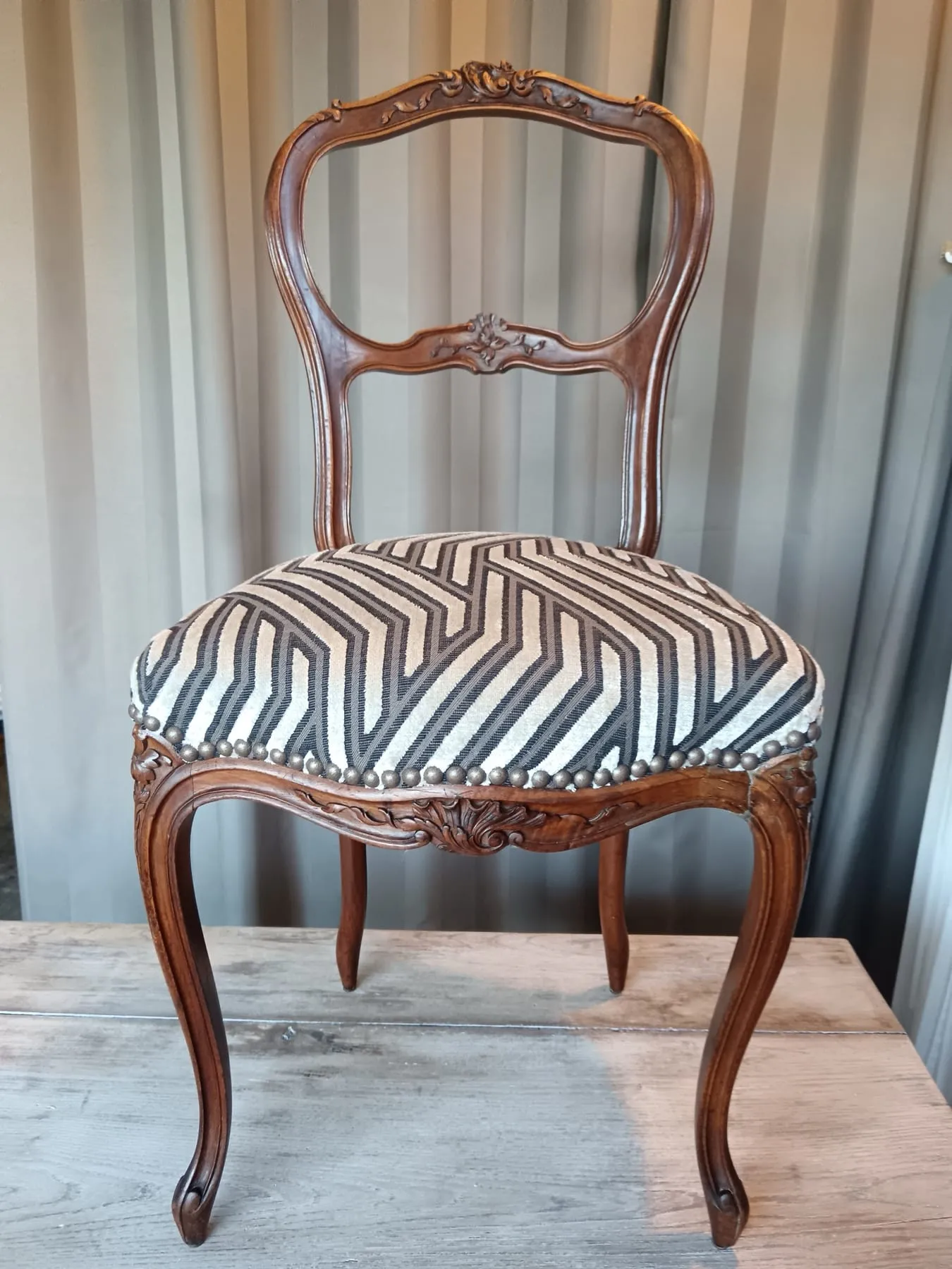 Chaise Napoléon III en bois sculpté, assise en velours jacquard à chevrons encre et écru, bordée de clous décoratifs