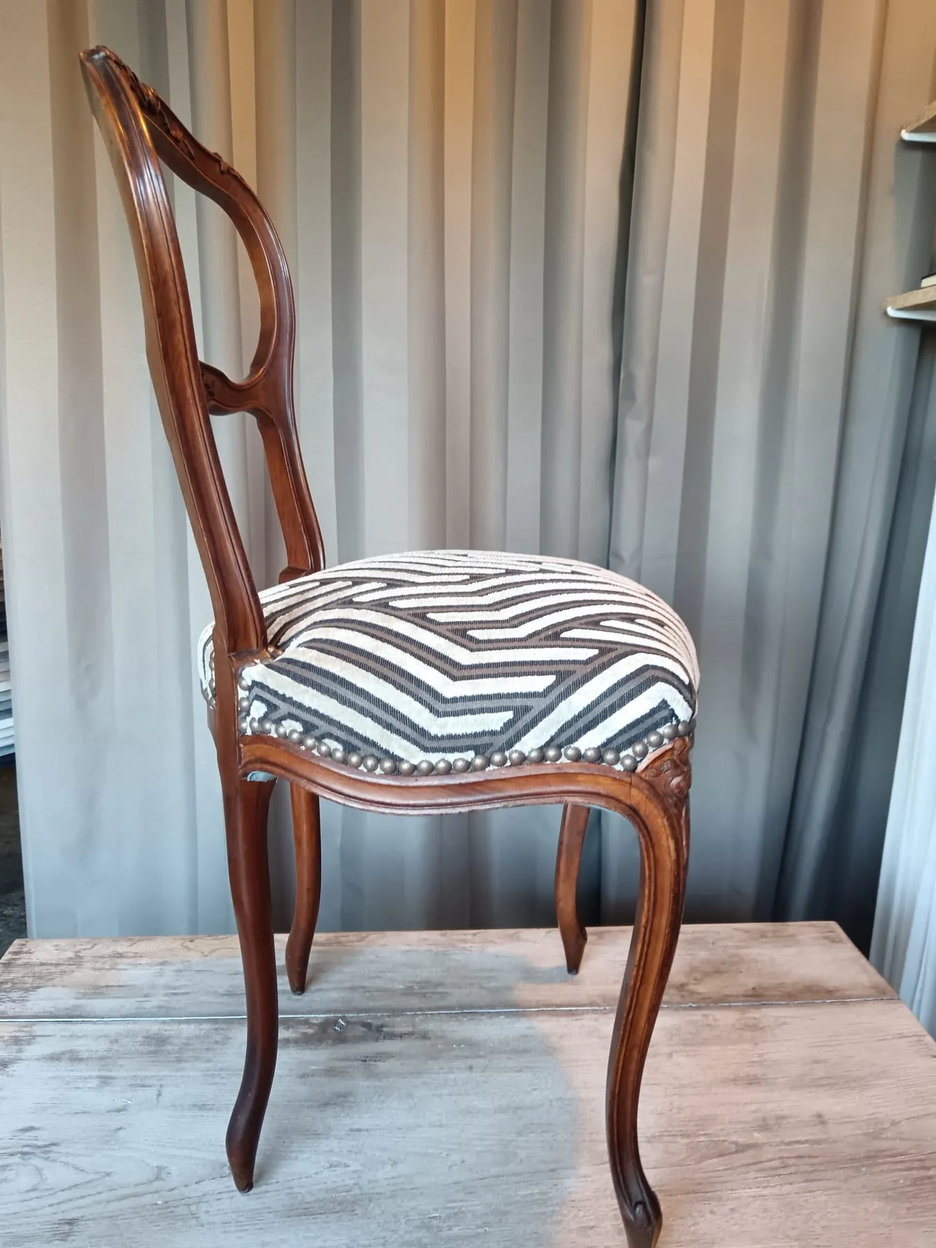 Vue de profil de la chaise Napoléon III restaurée
