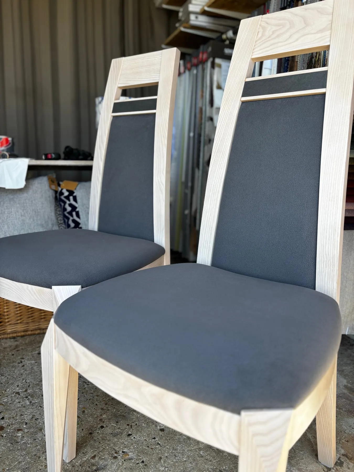 Chaises contemporaines à assise et dossier tendus de tissu uni ardoise
