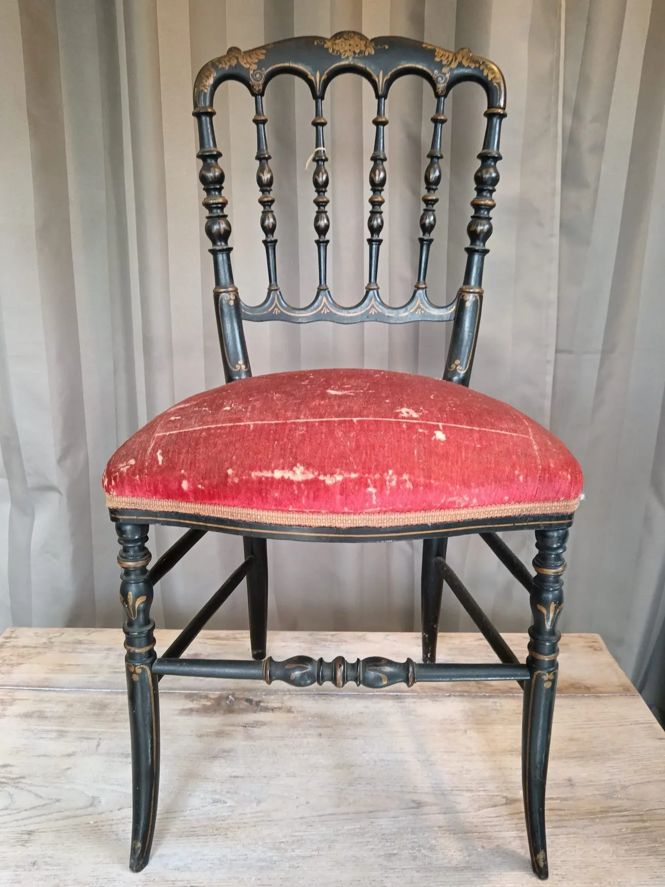 Chaise charivari Napoléon III à dossier tourné, assise rouge usée, avant réfection