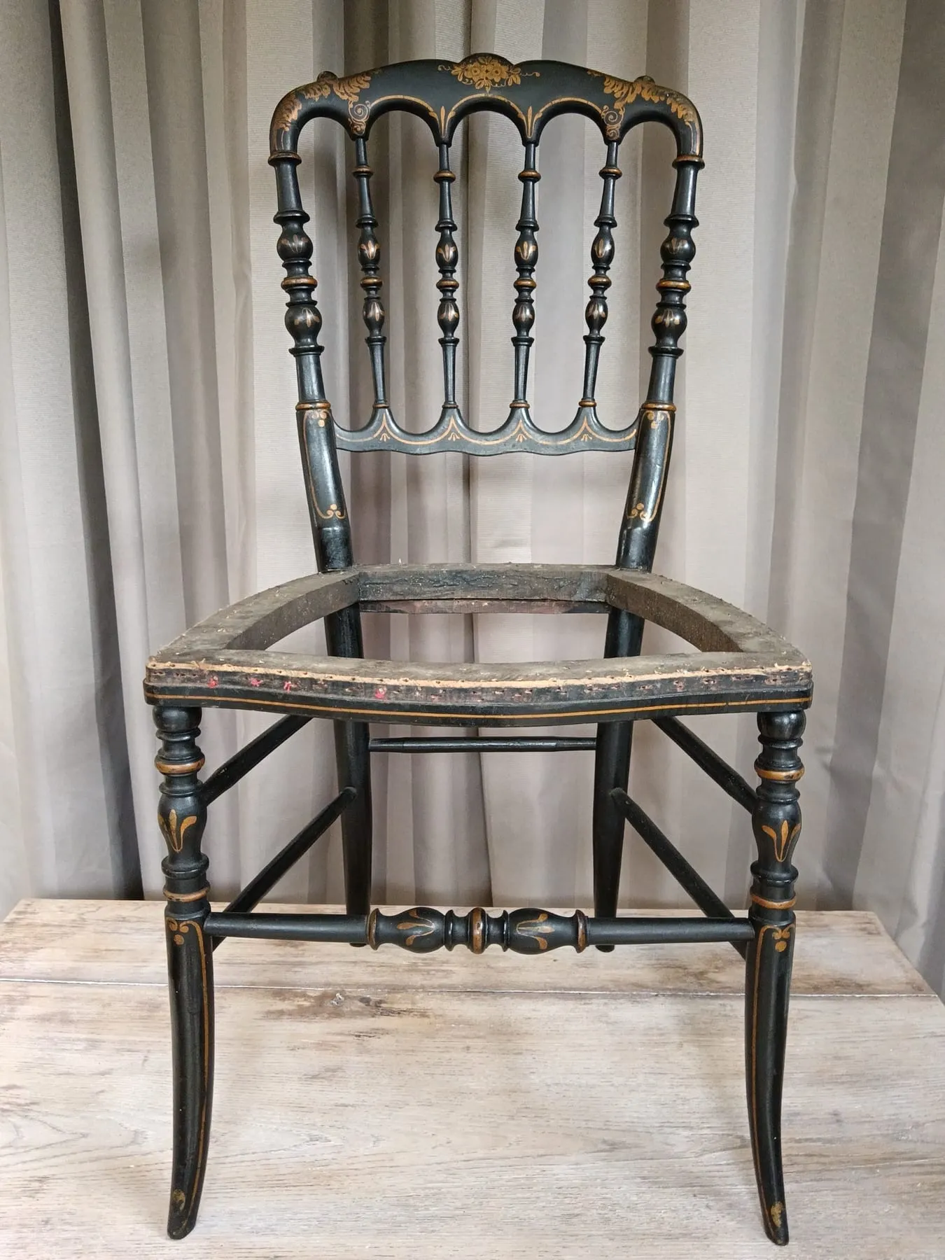 La même chaise charivari entièrement dégarnie, révélant sa carcasse