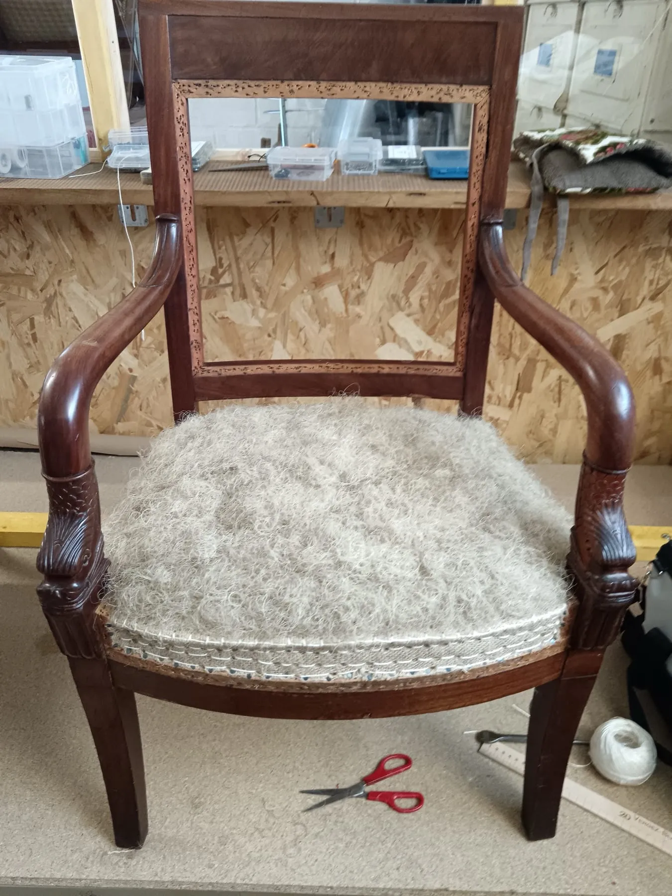 Assise garnie de crin blanc avant la pose de la toile