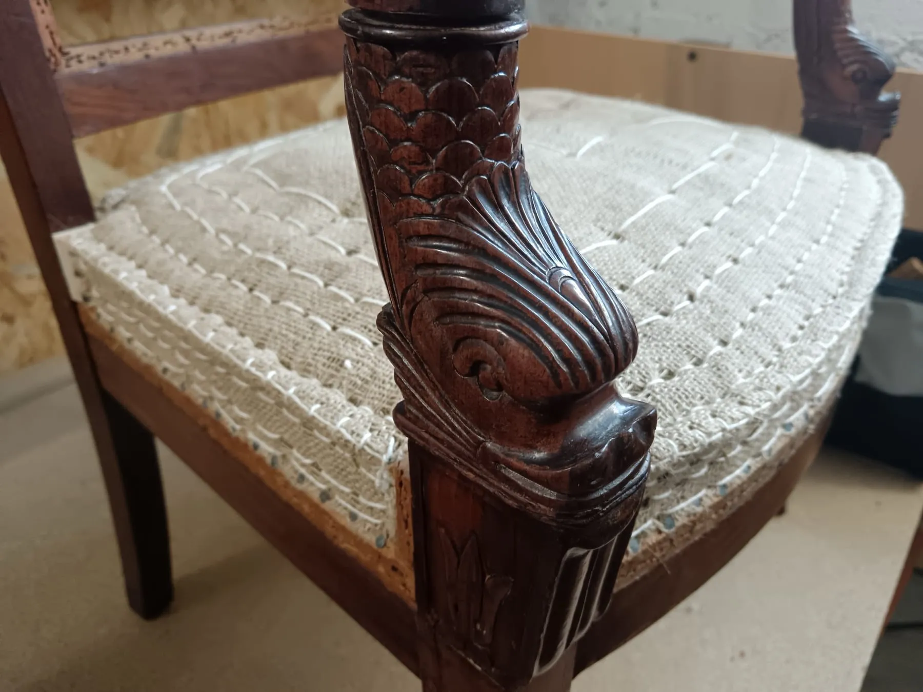 Gros plan d’une garniture en crin piqué sur l’assise d’un fauteuil ancien