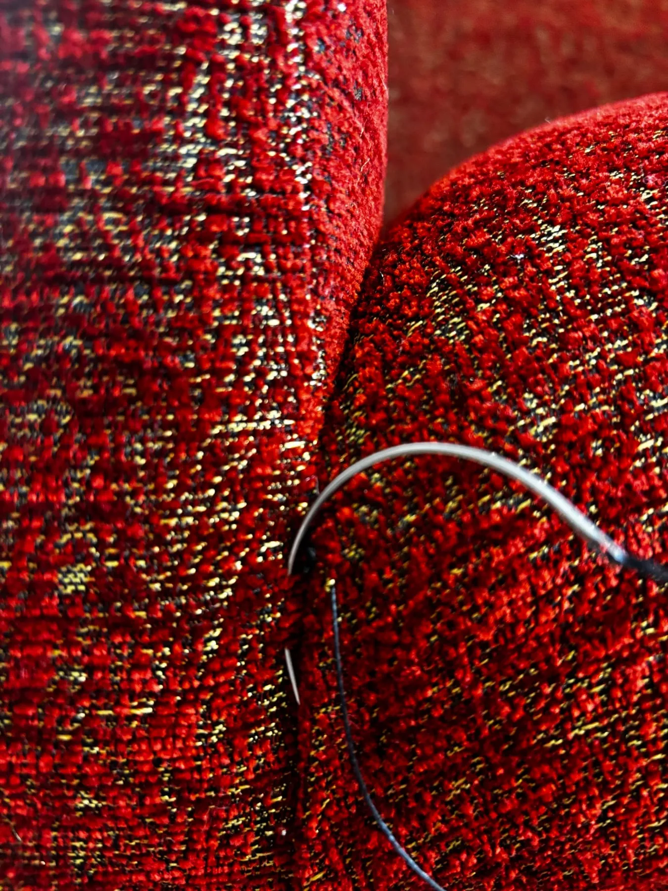 Gros plan de la chenille rouge et de ses fils dorés