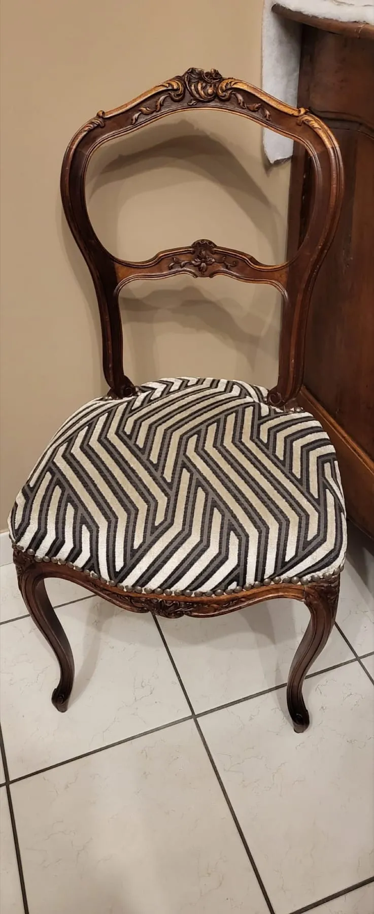 Vue plongeante sur l’assise en velours jacquard à chevrons de la chaise