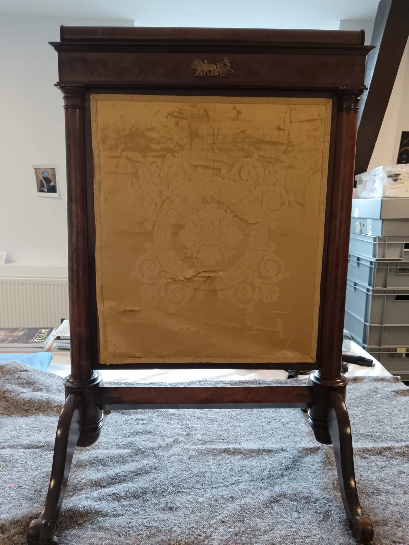 Écran de cheminée avant réfection, toile ancienne tachée et détendue