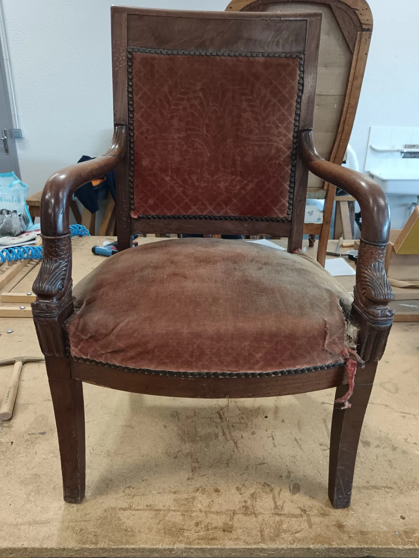 Fauteuil ancien au velours usé, photographié avant sa réfection