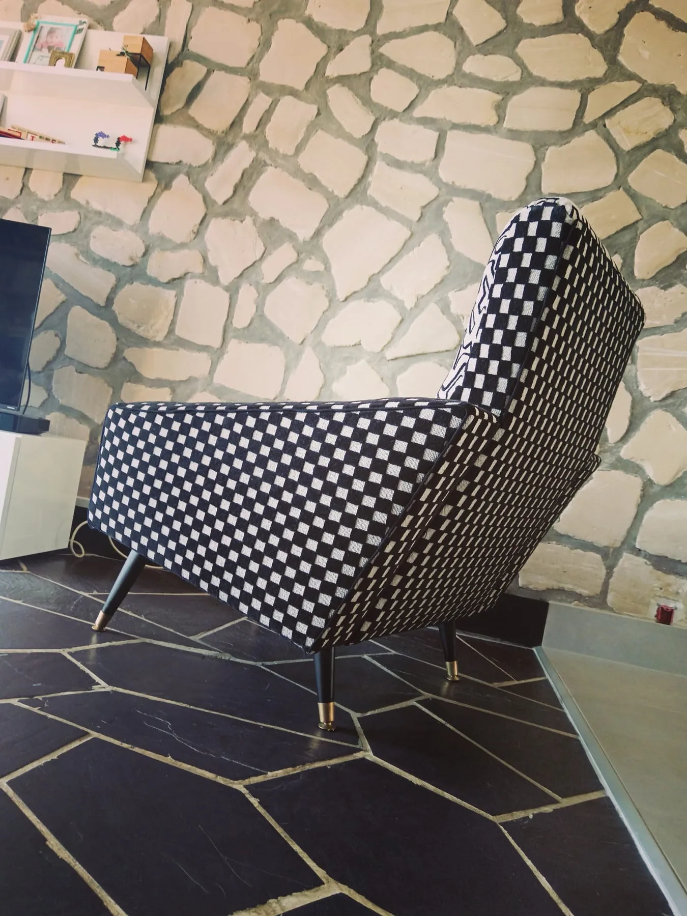 Fauteuil confortable des années 1960 recouvert d’un velours jacquard à damier noir et écru