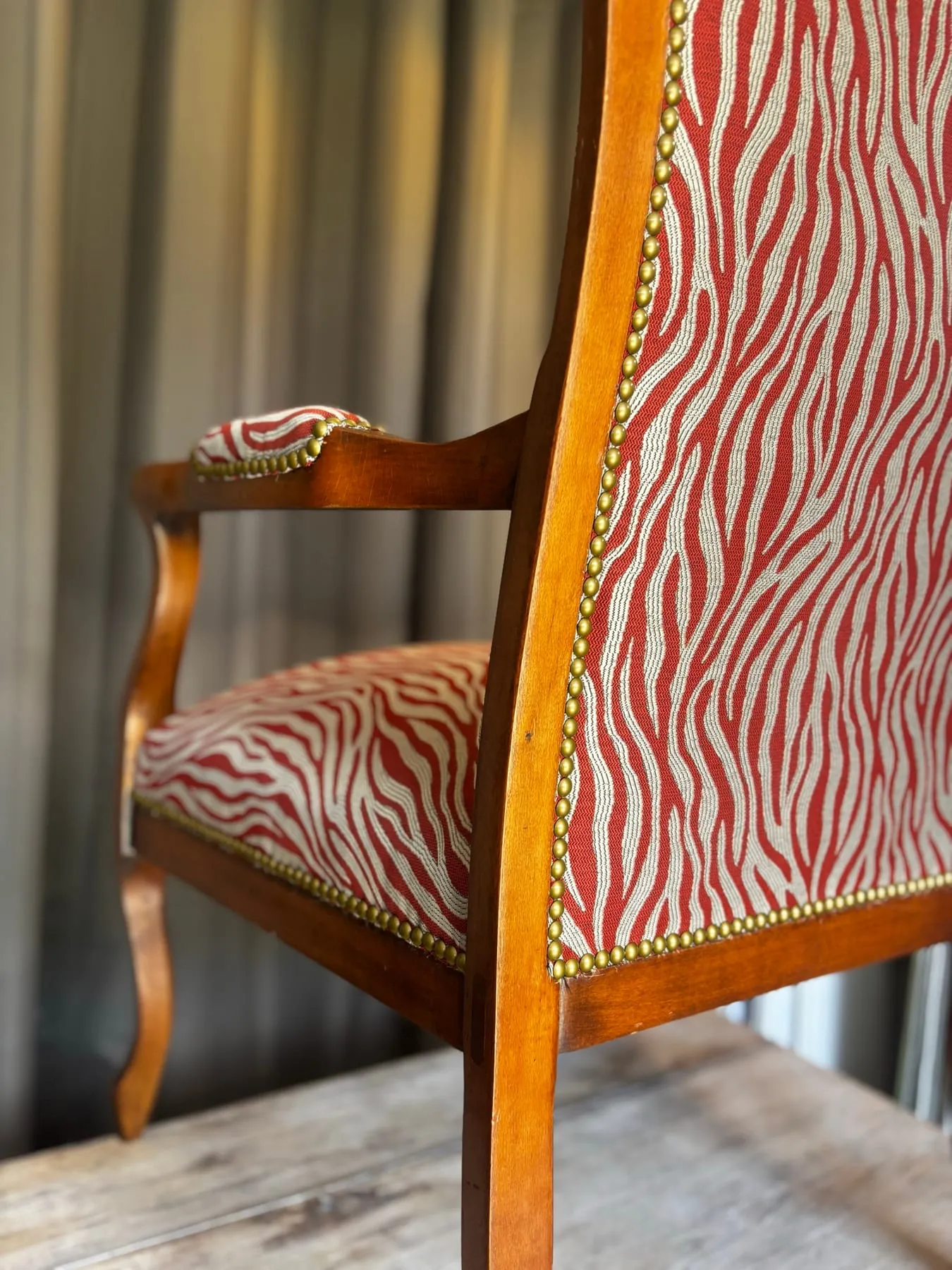 Vue de trois quarts du fauteuil montrant la manchette et le dossier