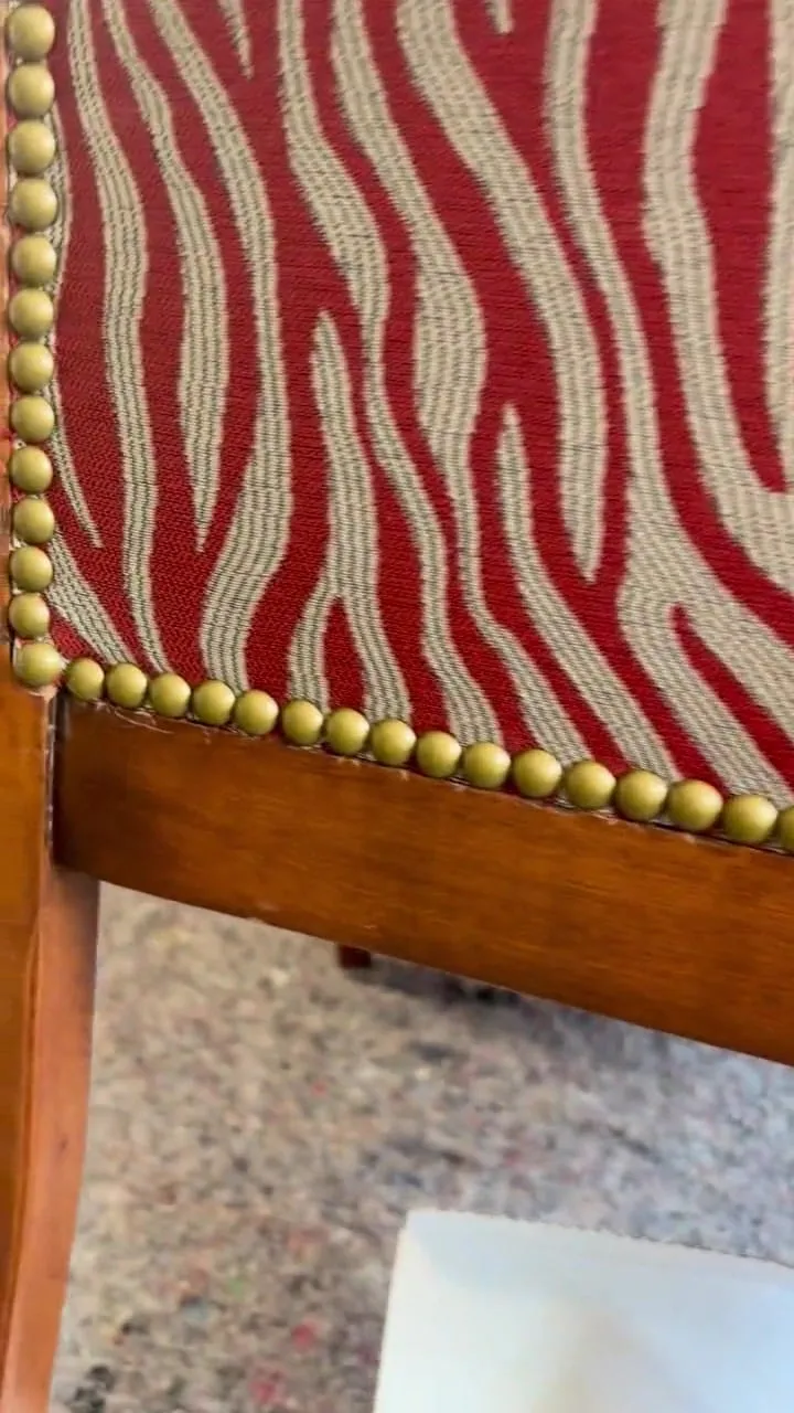 Travelling le long d’un fauteuil Voltaire : tissu à motifs et clous décoratifs coloris laiton