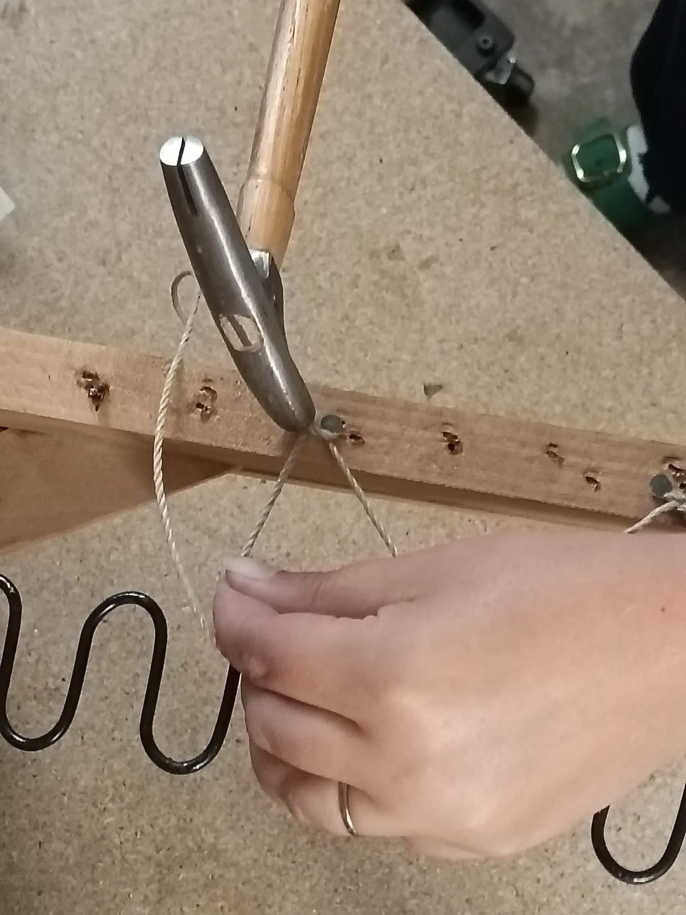 Guindage d’un ressort à la corde à guinder