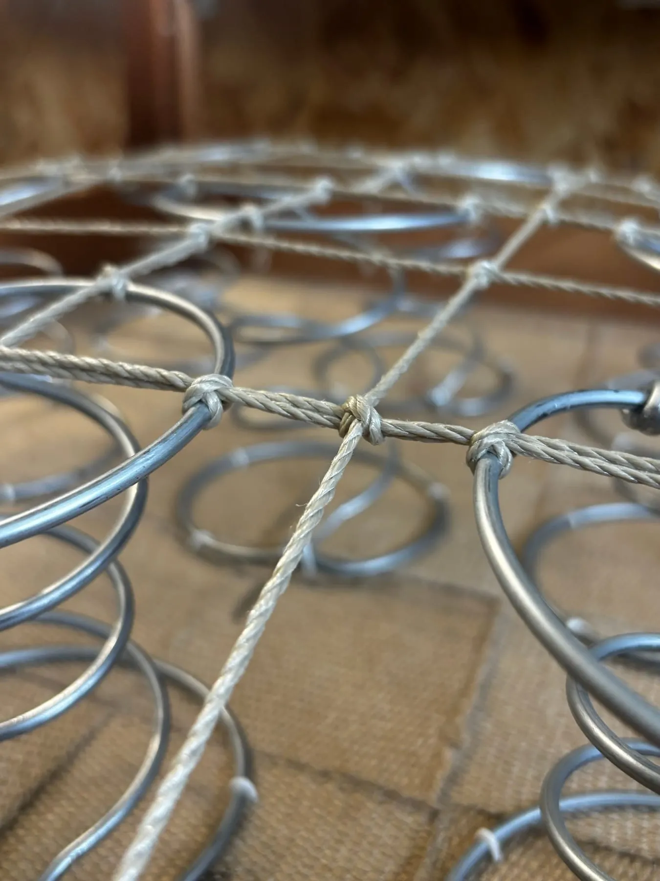 Ressorts biconiques guindés à la ficelle sur une assise