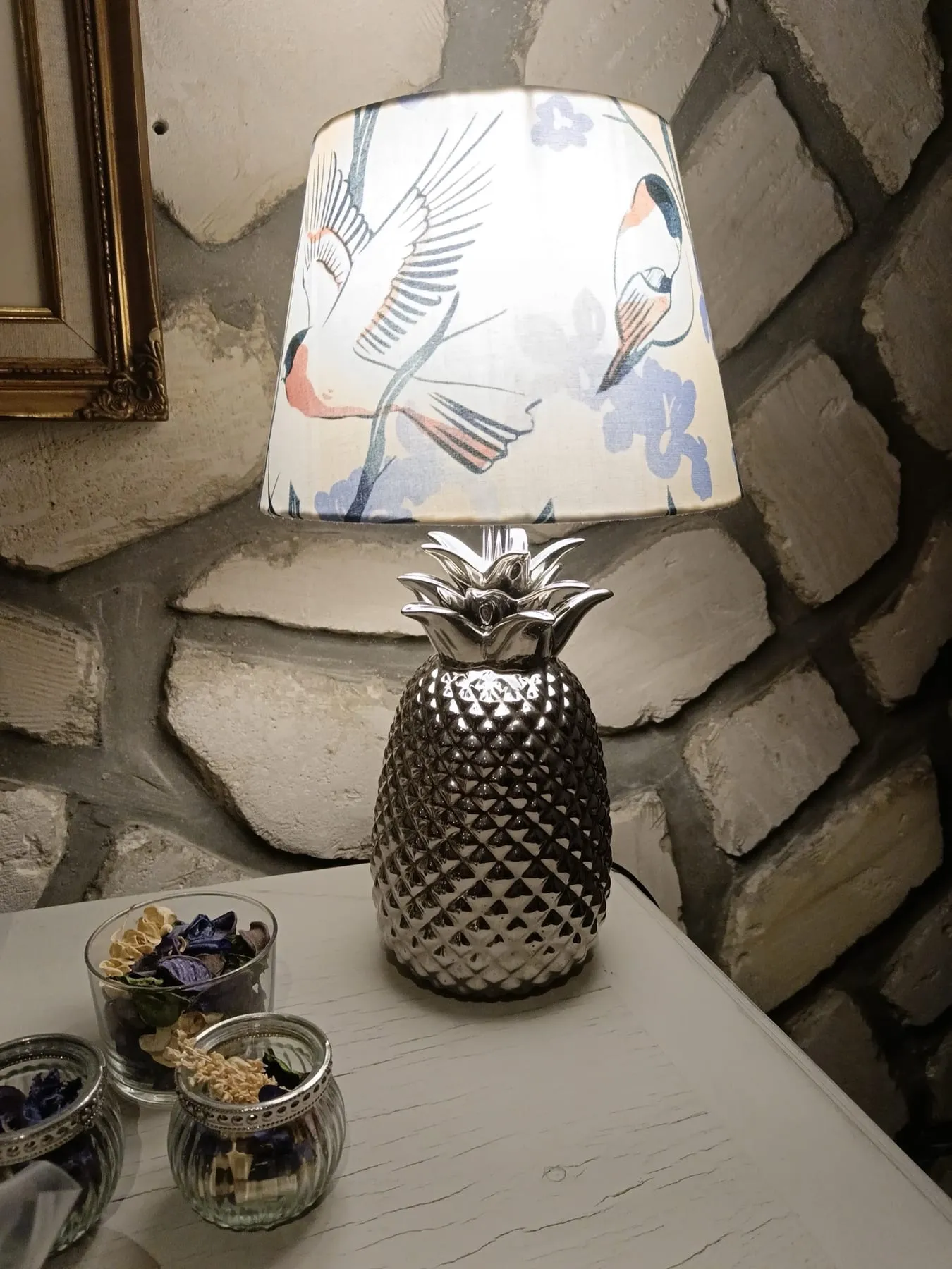 Lampe à pied ananas coiffée d’un abat-jour à motif d’oiseaux