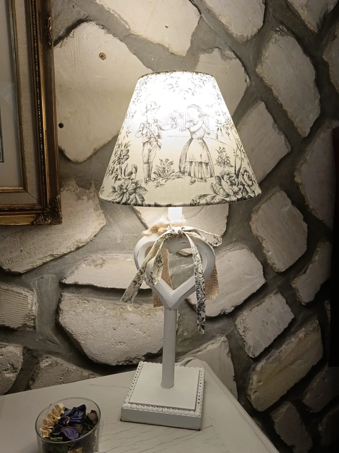Lampe coiffée d’un abat-jour en toile de Jouy avec nœud de lin