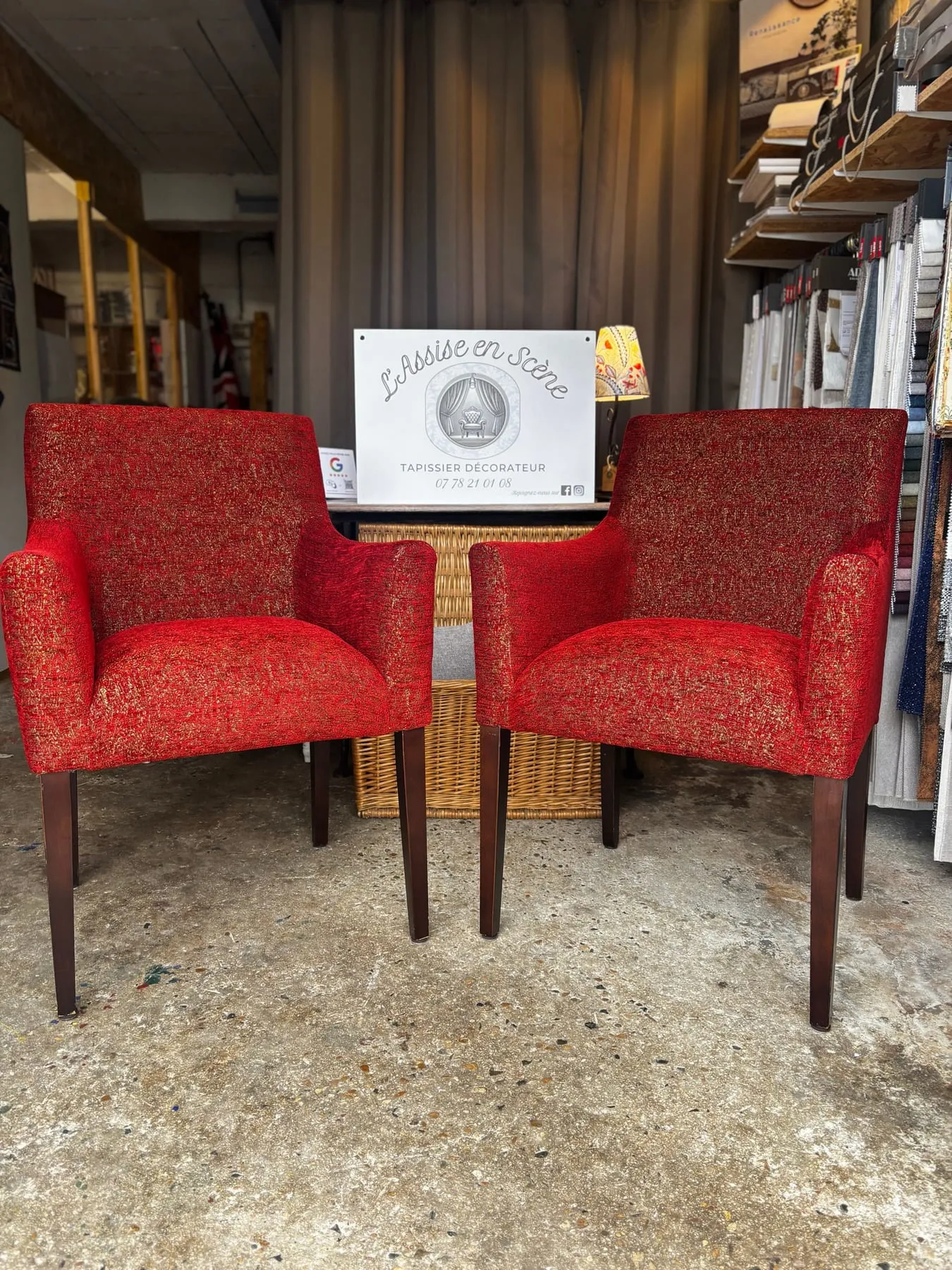 Paire de fauteuils recouverts d’une chenille rouge parcourue de fils dorés