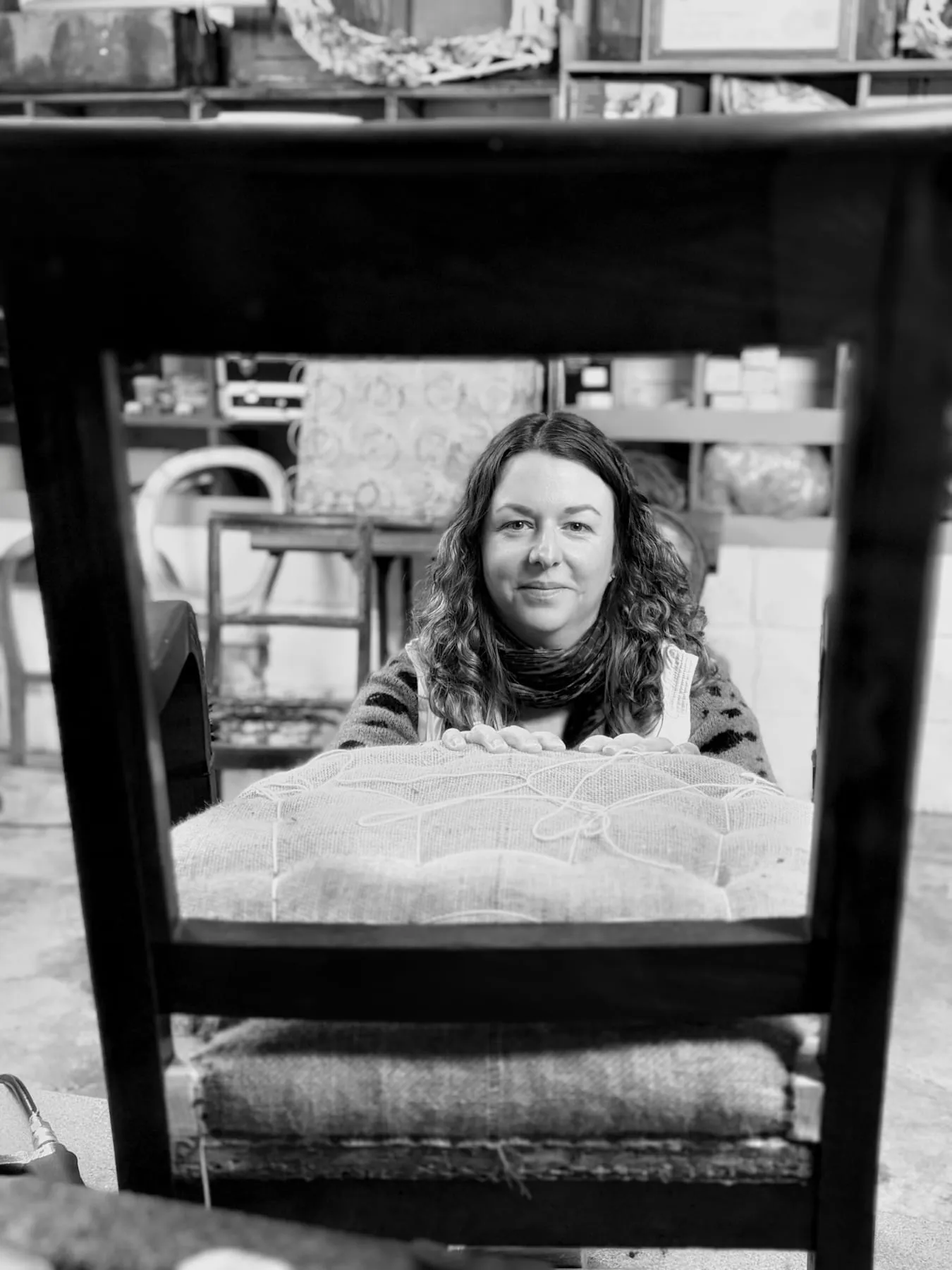 Portrait en noir et blanc de Perrine Wisniewski, encadré par le dossier d’une chaise